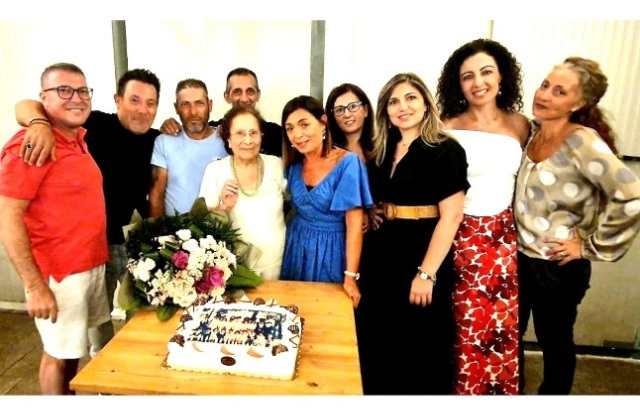 Niscemi. Emozionante rimpatriata di ex alunni delle elementari dopo 37 anni 